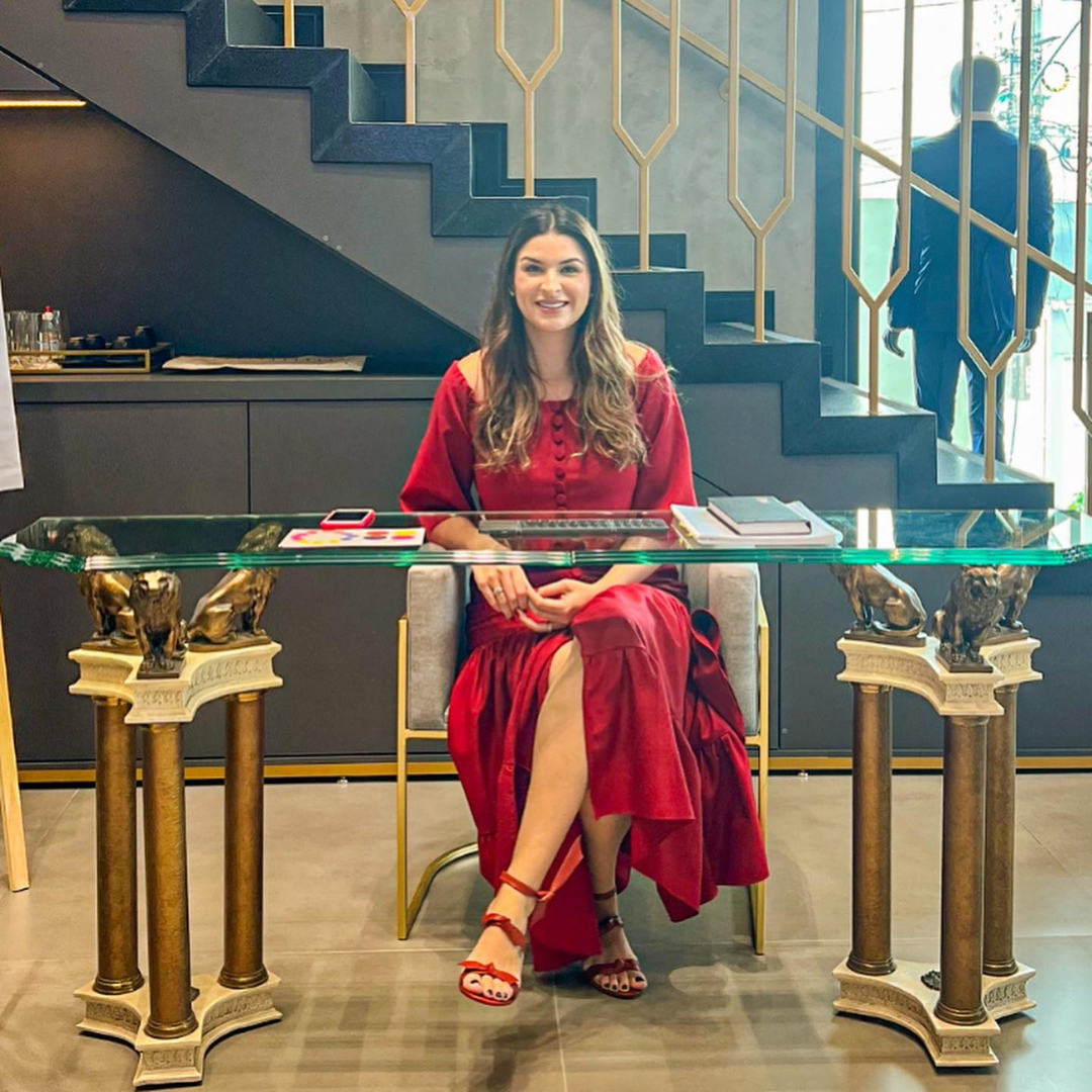 Marcella Barros com leque de cores